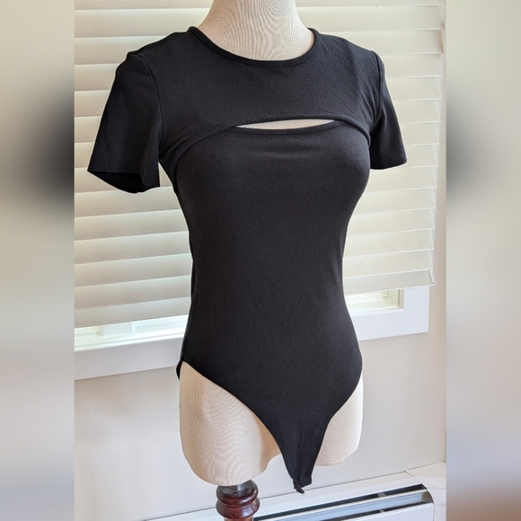 MANGOPOP Women's Black Front Cutout Short Sleeve Bodysuit - Picture 4 of 10